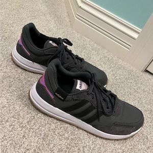 Adidas retrorun shoe, EUC, size 8, gray/black/pink